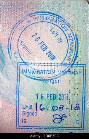 Timbres du Myanmar en passeport britannique - immigration Timbre du Myanmar Banque D'Images