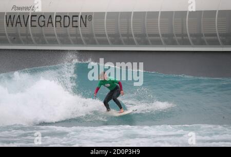 Melissa Reid participe à l'Open de surf adaptatif Korev Lager 2020 à la vague de Bristol. Banque D'Images