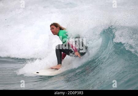 Melissa Reid participe à l'Open de surf adaptatif Korev Lager 2020 à la vague de Bristol. Banque D'Images