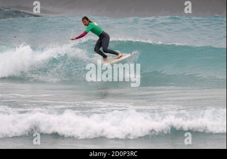 Melissa Reid participe à l'Open de surf adaptatif Korev Lager 2020 à la vague de Bristol. Banque D'Images