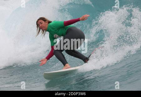 Melissa Reid participe à l'Open de surf adaptatif Korev Lager 2020 à la vague de Bristol. Banque D'Images