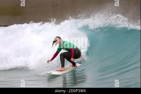 Melissa Reid participe à l'Open de surf adaptatif Korev Lager 2020 à la vague de Bristol. Banque D'Images