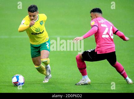 Le Max Aarons de Norwich City (à gauche) et Lee Buchanan du comté de Derby se battent pour le ballon lors du match de championnat Sky Bet à Carrow Road, Norwich. Banque D'Images