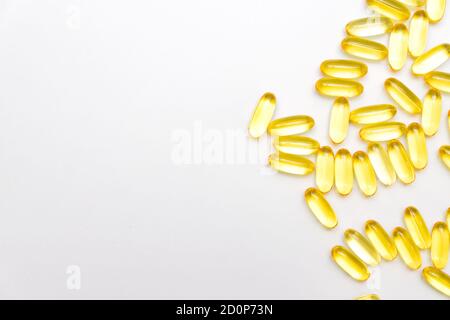 Pile de capsules Omega 3 sur fond blanc avec copie espace pour votre texte Banque D'Images