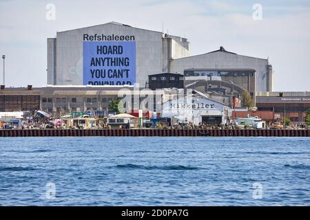 Vue sur Refshaleøen, Mikkeller Baghaven, de l'autre côté du port de Copenhague, en été ; Copenhague, Danemark Banque D'Images