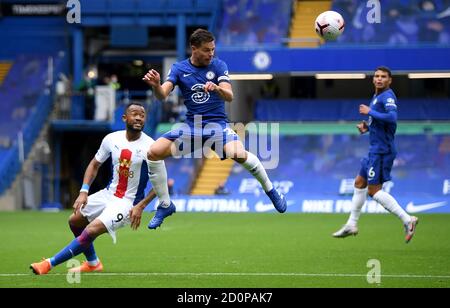 Cesar Azpilicueta de Chelsea (au centre) en action avec Jordan Ayew de Crystal Palace lors du match de la Premier League au Stamford Bridge, Londres. Banque D'Images