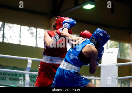 KHARKIV, UKRAINE - 2 OCTOBRE 2020 : boxeurs pour filles dans la lutte sur le ring pendant la coupe féminine championne de l'Ukraine 2020 Banque D'Images