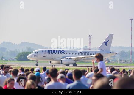 ZHUKOVSKY, RÉGION DE MOSCOU, RUSSIE - 31 AOÛT 2019 : Supejet 100 sur une piste de l'aéroglisseur Zhukovski dans la région de Moscou Banque D'Images