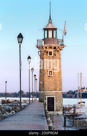 Le phare de Desenzano del Garda. Lac de Garde, province de Brescia, Lombardie, Italie, Europe. Banque D'Images