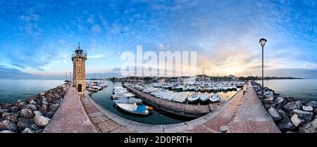 Le phare et le port de Desenzano del Garda. Lac de Garde, province de Brescia, Lombardie, Italie, Europe. Banque D'Images