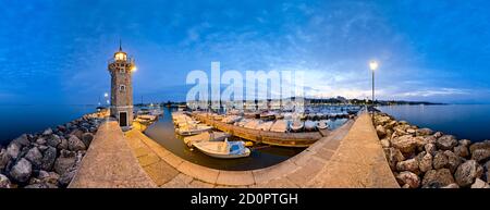 Le phare et le port de Desenzano del Garda. Lac de Garde, province de Brescia, Lombardie, Italie, Europe. Banque D'Images