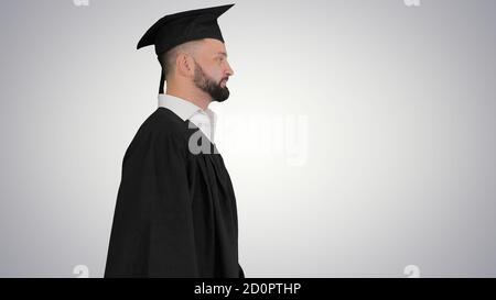 Joyeux étudiant diplômé sur fond de gradient. Banque D'Images