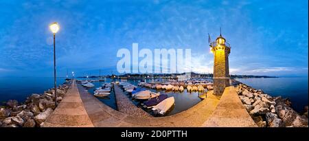 Le phare et le port de Desenzano del Garda. Lac de Garde, province de Brescia, Lombardie, Italie, Europe. Banque D'Images