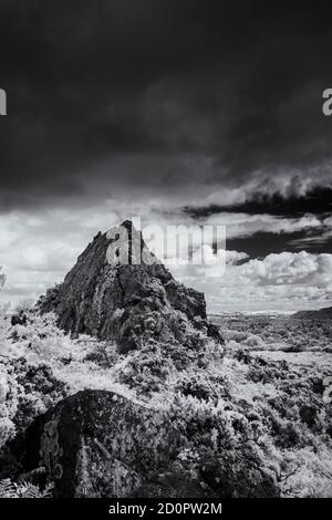 Une image infrarouge des ruines de l'Hermitage rupestre de roche du XVe siècle dans les Cornouailles. Banque D'Images