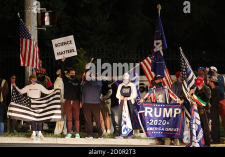 Bethesda, MD, États-Unis. 2 octobre 2020. Les partisans de Trump se réunissent à l'extérieur du Walter Reed National Military Medical Center pour montrer leur soutien au président Donald Trump, qui était traité pour Covid-19 le 2 octobre 2020 à Bethesda, Maryland. Crédit : Mpi34/Media Punch/Alamy Live News Banque D'Images