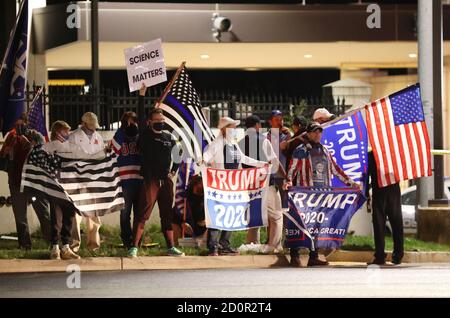 Bethesda, MD, États-Unis. 2 octobre 2020. Les partisans de Trump se réunissent à l'extérieur du Walter Reed National Military Medical Center pour montrer leur soutien au président Donald Trump, qui était traité pour Covid-19 le 2 octobre 2020 à Bethesda, Maryland. Crédit : Mpi34/Media Punch/Alamy Live News Banque D'Images