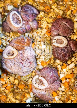 Osso buco dans bianco est un plat traditionnel italien de la région de Milan. Les tranches de viande de veau avec moelle osseuse sont cuites dans une grande casserole le long Banque D'Images