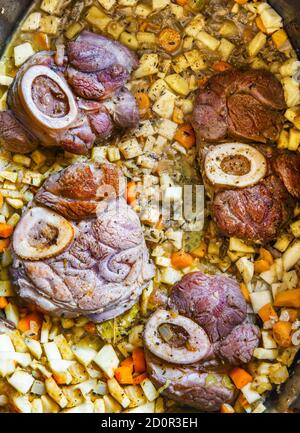 Osso buco dans bianco est un plat traditionnel italien de la région de Milan. Les tranches de viande de veau avec moelle osseuse sont cuites dans une grande casserole le long Banque D'Images