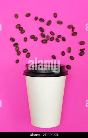 tasse en papier coffee to go sur fond rose vif. Concept ECO. Banque D'Images