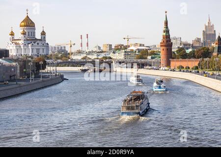 Vue sur les bateaux d'excursion dans la rivière Moskva et la tour du Kremlin, la cathédrale du Christ Sauveur et le gratte-ciel du ministère des Affaires étrangères de Bolchoï Banque D'Images