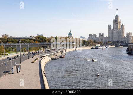 Vue de l'Embankment Moskvoretskaya de la rivière Moskva près de Zaryadye Parc paysager avec pont flottant et bâtiment en hauteur Horizon de B Banque D'Images