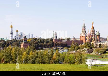 Vue sur le Kremlin depuis le parc public urbain de Zaryadye jour d'automne ensoleillé Banque D'Images