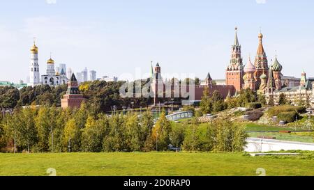 Vue panoramique sur le Kremlin depuis le parc public urbain de Zaryadye Le jour de septembre ensoleillé Banque D'Images