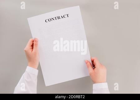 Les mains tenant la lettre du contrat. Banque D'Images