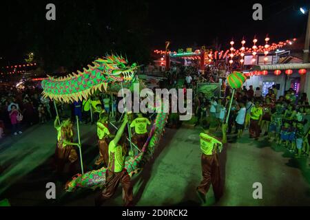 Georgetown, Penang/Malaysia - Jan 29 2020 : spectacle de danse du dragon devant le temple du serpent pendant le nouvel an chinois. Banque D'Images