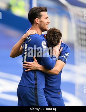 Ben Chilwell de Chelsea (à gauche) célèbre avec son coéquipier Jorginho après avoir marquant le premier but de son côté lors du match de la Premier League à Stamford Bridge, Londres. Banque D'Images