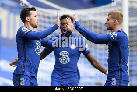 Ben Chilwell (à gauche) de Chelsea célèbre avec le coéquipier Timo Werner après avoir marquant le premier but de son côté lors du match de la Premier League à Stamford Bridge, Londres. Banque D'Images