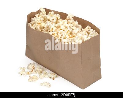 Sac en papier avec pop-corn, isolé Banque D'Images