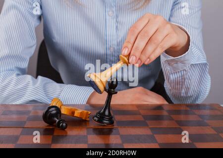 Une jeune femme jouant aux échecs en gros plan. Banque D'Images