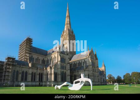 Henry Moore art, vue de la grande figure inclinable (1983) par Henry Moore situé dans le domaine de la cathédrale de Salisbury, Wiltshire, Angleterre, Royaume-Uni Banque D'Images