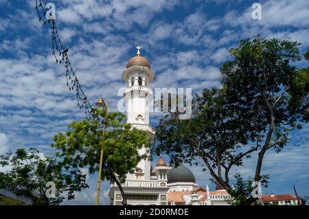 Georgetown, Penang/Malaysia - Fév 14 2020: Masjid Kapitan Keling avec arbre vert. Banque D'Images