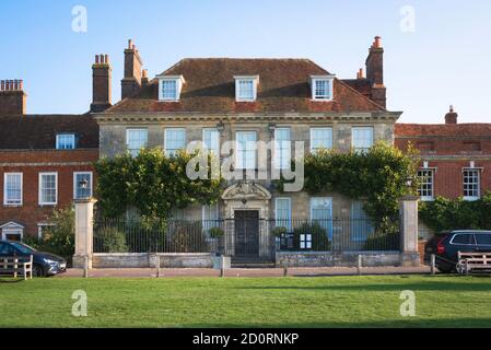 Mompesson House Salisbury, vue en été de Mompesson House, une propriété de la reine Anne du XVIIIe siècle gérée par le National Trust, Salisbury, Wiltshire Banque D'Images