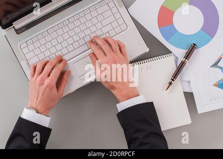 Homme d'affaires travaillant sur un ordinateur portable au bureau. Banque D'Images