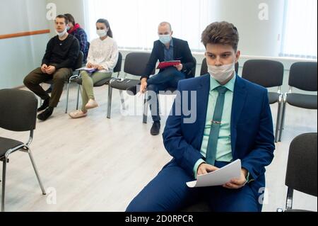 Tambov, Russie. 02 octobre 2020. Les étudiants de l'Université d'État de Tambov assistent à des cours tout en portant un masque facial comme mesure préventive contre la propagation du coronavirus (COVID-19).en Russie, à partir du 1er septembre 2020, les écoliers et les étudiants ont commencé la formation dans un format hors ligne, conformément aux règles anti-épidémiques. La règle principale pour les étudiants et les enseignants de l'université est de porter des masques médicaux. Crédit : SOPA Images Limited/Alamy Live News Banque D'Images