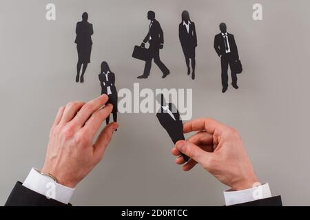 Homme d'affaires sélectionnant des candidats. Banque D'Images