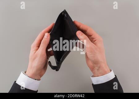 Mains d'homme d'affaires tenant un portefeuille vide. Banque D'Images