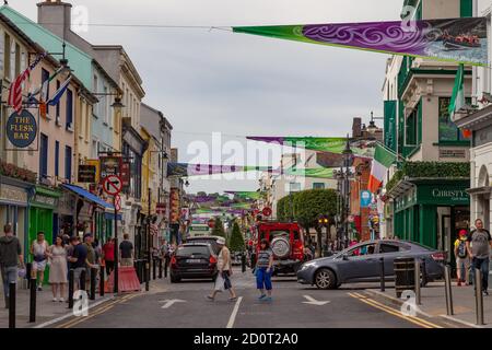 Killarney, Irlande -25 juin 2018 : rues animées du centre-ville de Killarney pendant la saison touristique. Banque D'Images