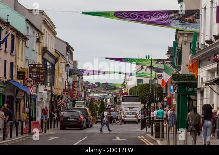 Killarney, Irlande -25 juin 2018 : rues animées du centre-ville de Killarney pendant la saison touristique. Banque D'Images