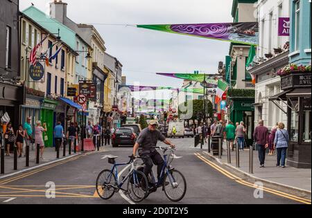 Killarney, Irlande -25 juin, 2018: Cycliste traversant la route avec deux bycycles dans le centre-ville de Killarney, rues animées de Killarney pendant le tourisme se Banque D'Images