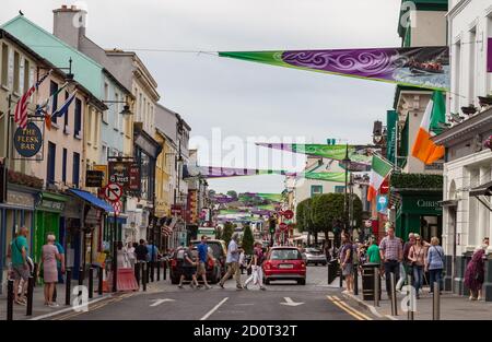 Killarney, Irlande -25 juin 2018 : rues animées du centre-ville de Killarney pendant la saison touristique. Banque D'Images