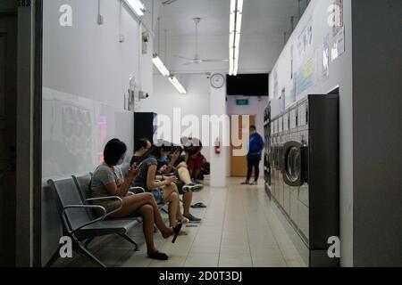 Scène en soirée dans une laverie à Geylang, Singapour Banque D'Images