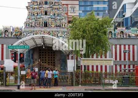 Feu rouge traversant à l'extérieur d'un temple à Little India, Singapour Banque D'Images