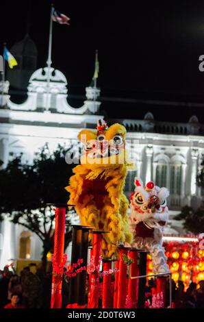 Georgetown, Penang/Malaysia - Fév 15 2020: Danse de deux lions sur pilotis lors de la fête du nouvel an chinois. Banque D'Images