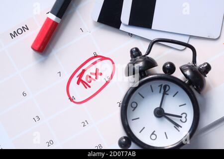 concept jour taxe avec calendrier, horloge sur table Banque D'Images