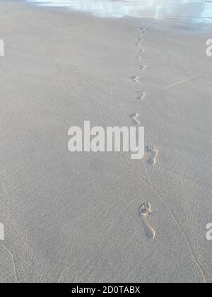 Empreintes de pieds dans le sable sur une plage à Fuerteventura, îles Canaries, Espagne Banque D'Images