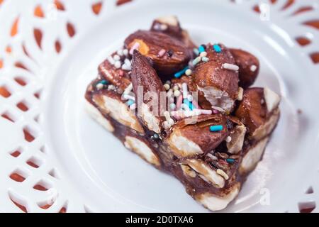 Dessert sicilien typique : un morceau de nougat sucré à base d'amandes d'Avola, également appelé 'Minnulata' Banque D'Images